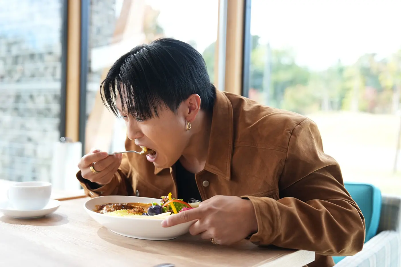 カレーを食べる中務さん