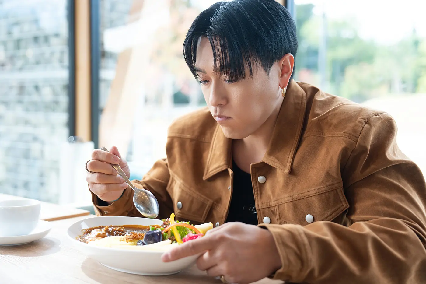 カレーを食べる中務さん