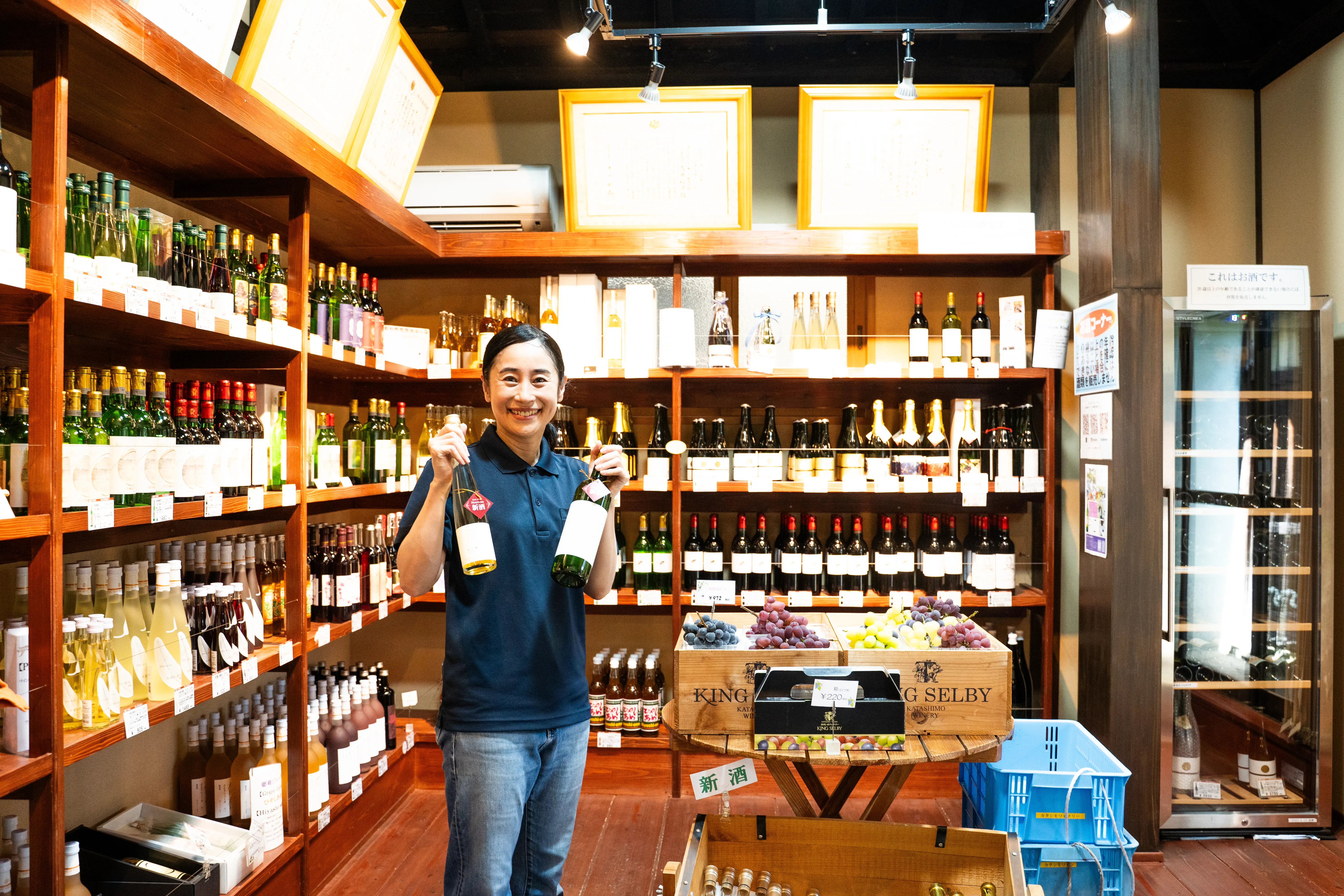 導演高井真紀子手捧一杯葡萄酒