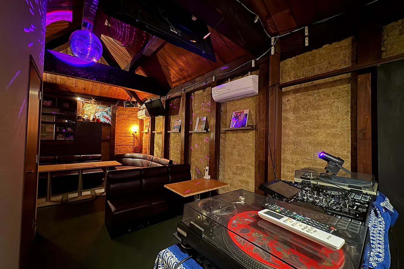 遖 是一家由大正時期建造的倉庫改建而成的酒吧，提供各種酒類飲品，主要以清酒和天然葡萄酒為主。