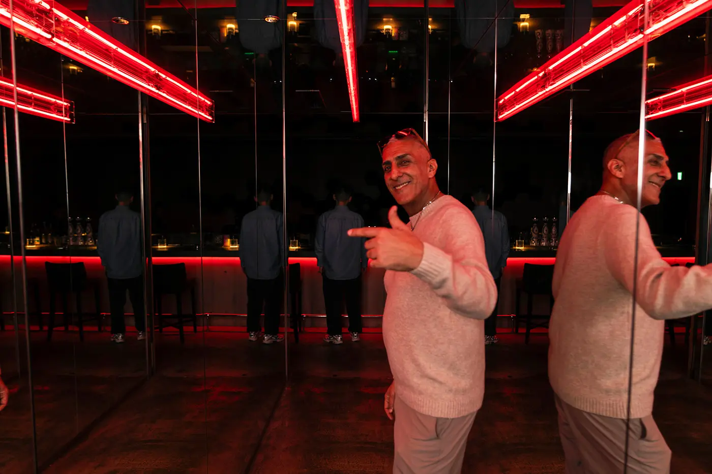 一條霓虹燈隧道！我們繼續往前走…