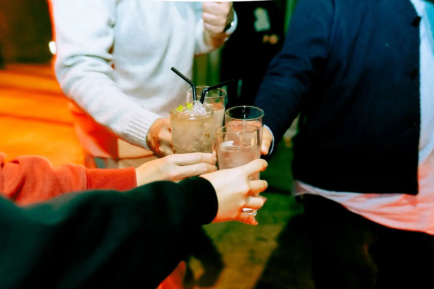 「是不是感覺像個地下酒吧？」基許高興地說，並立即點了一杯酒。