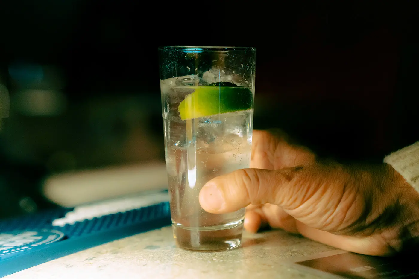 讓我們先來一杯金湯力祝酒。