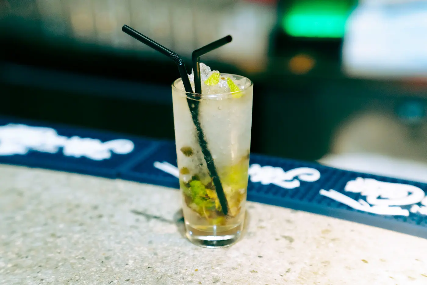 這款莫吉托雞尾酒使用了大量的新鮮薄荷，散發出令人神清氣爽的香氣，沁人心脾。