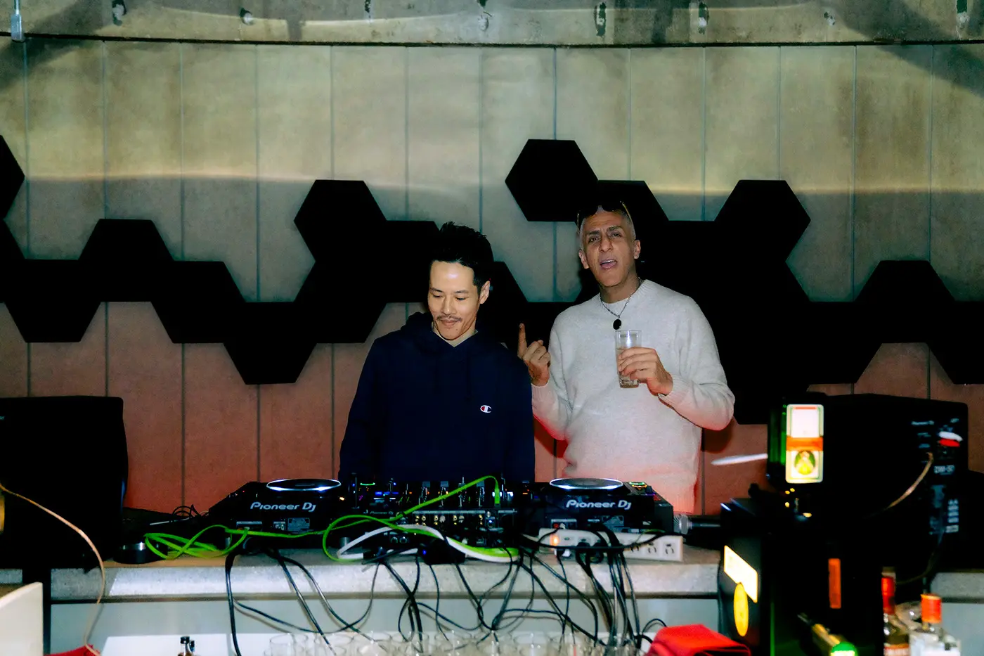 除了霓虹燈和其他裝飾外，AREA51 的另一個特點是位於商店中央的中島櫃檯。