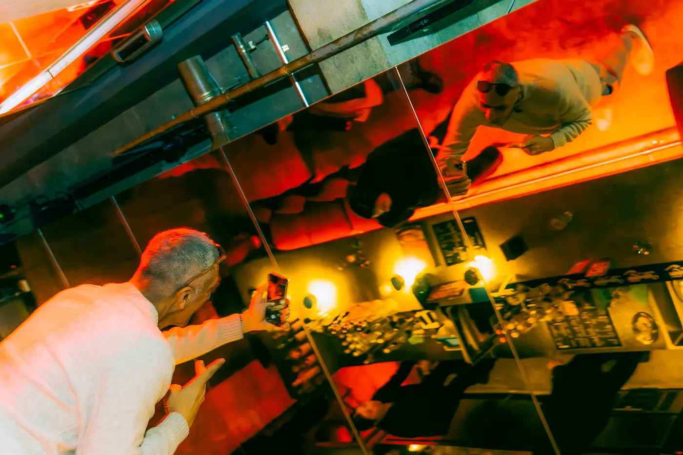 天花板也裝有鏡子，非常適合拍照。