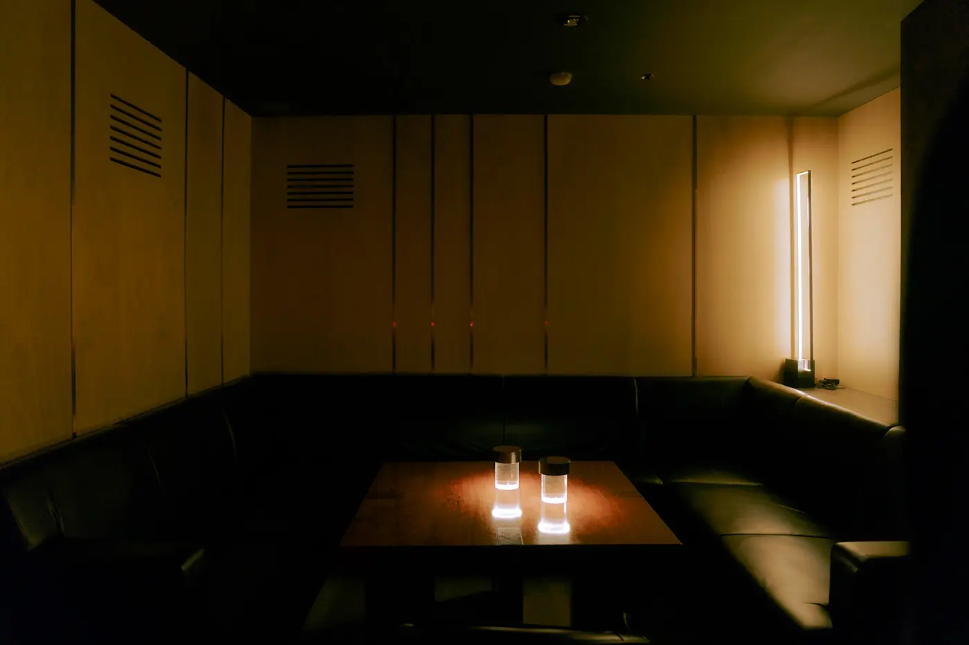 在休息區，您可以放鬆身心，欣賞音樂，享用飲品。