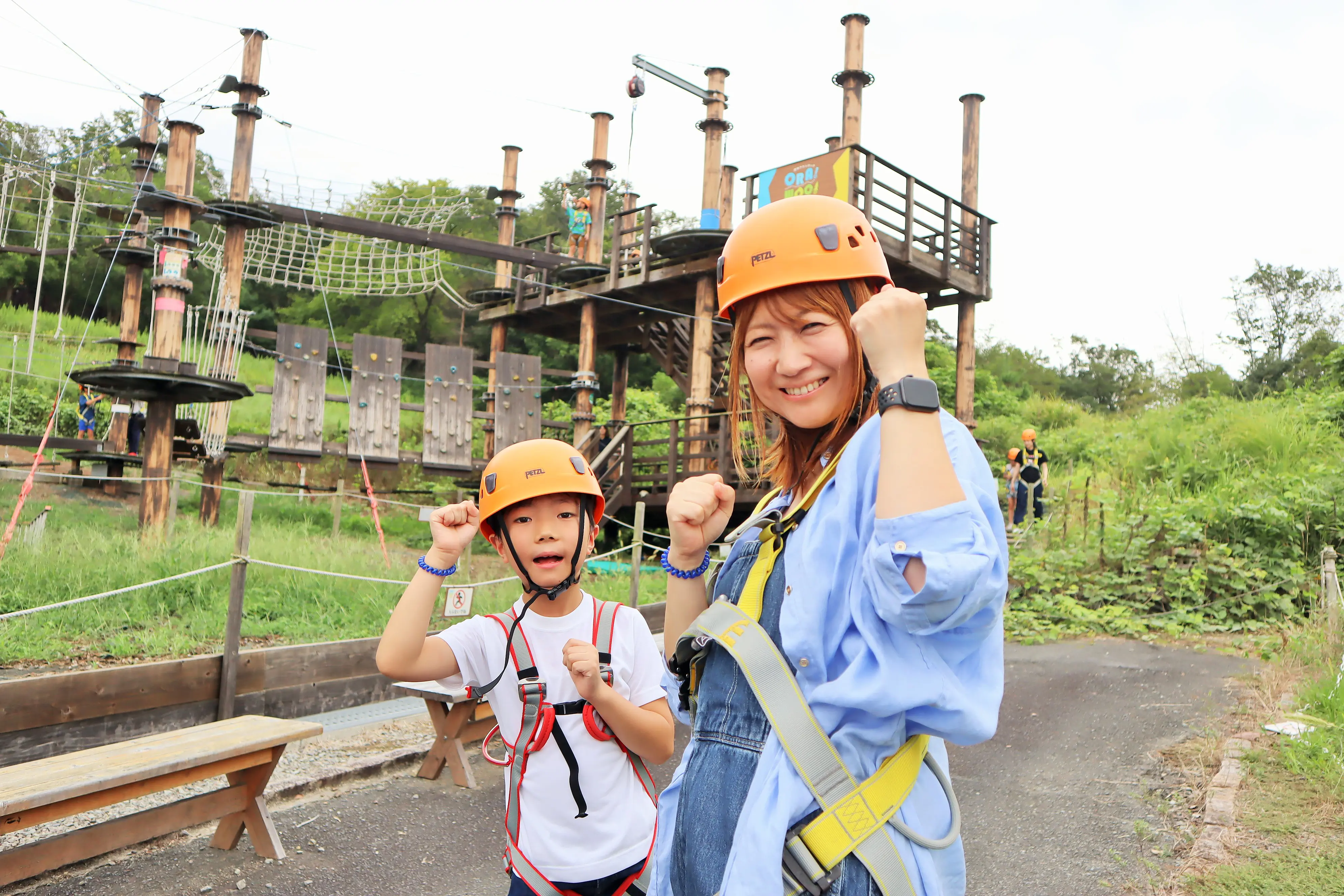 在田徑場前合影