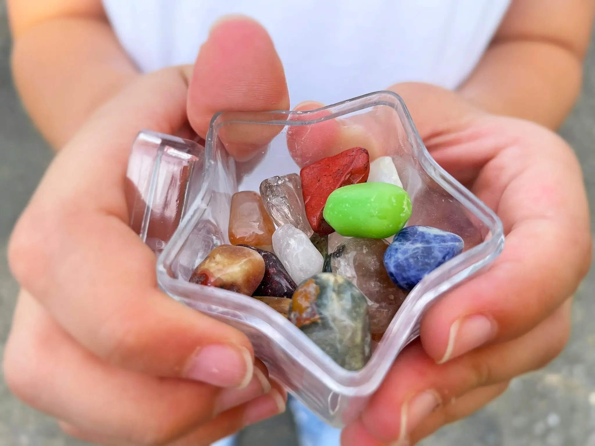 我手裡拿著找到的寶石