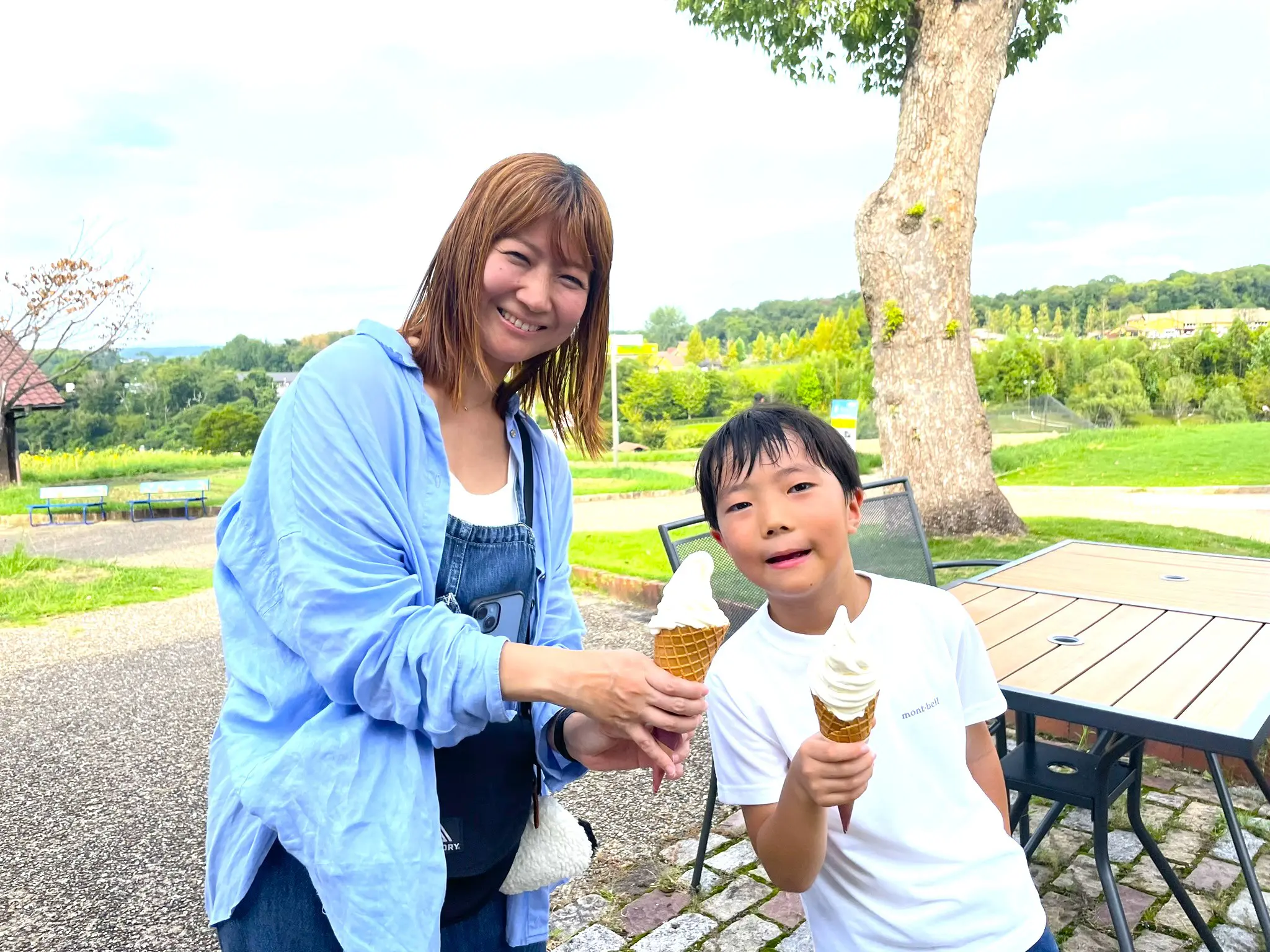 父母與孩子一起享用軟冰淇淋