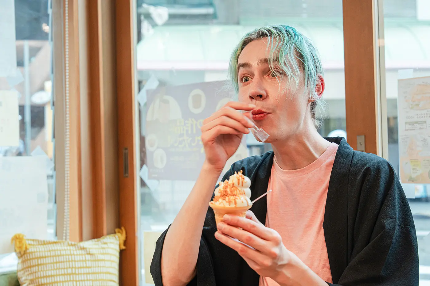 人们正在吃软冰淇淋