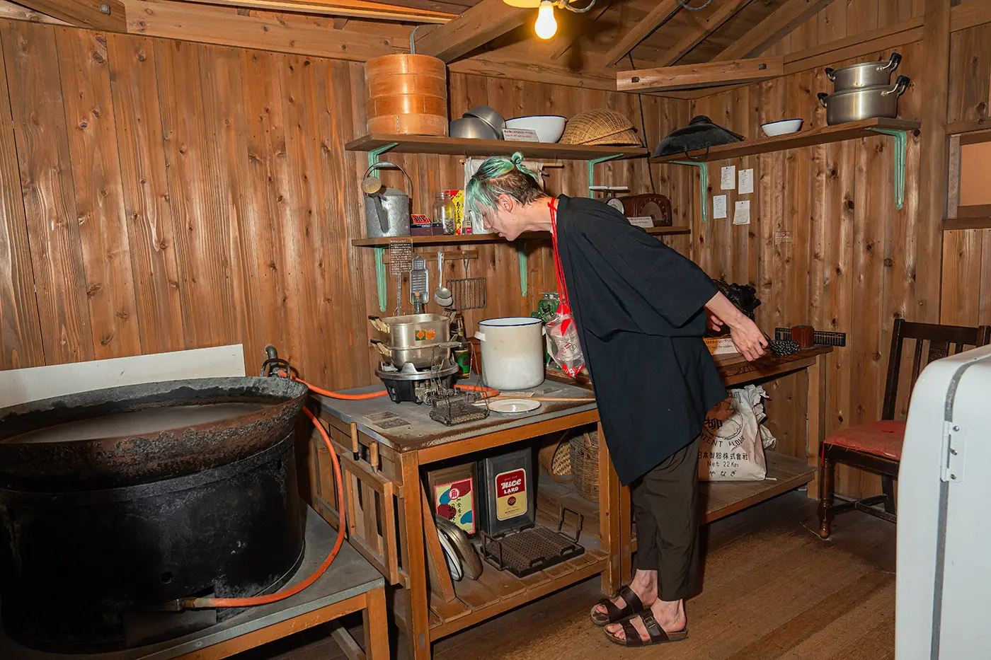 有人正往小屋里看