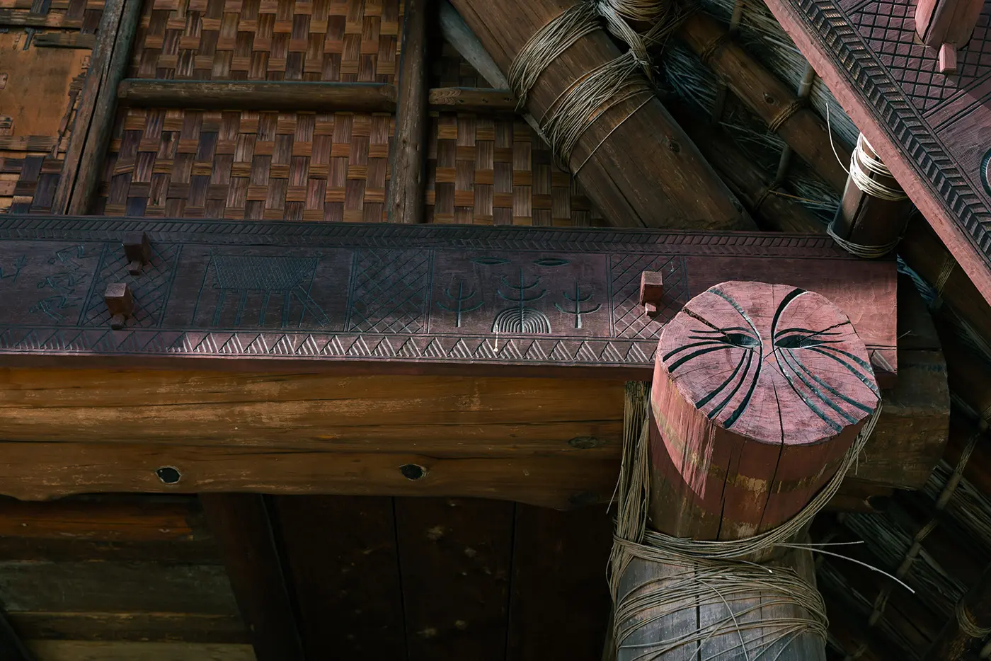 Large dug-out pillar building