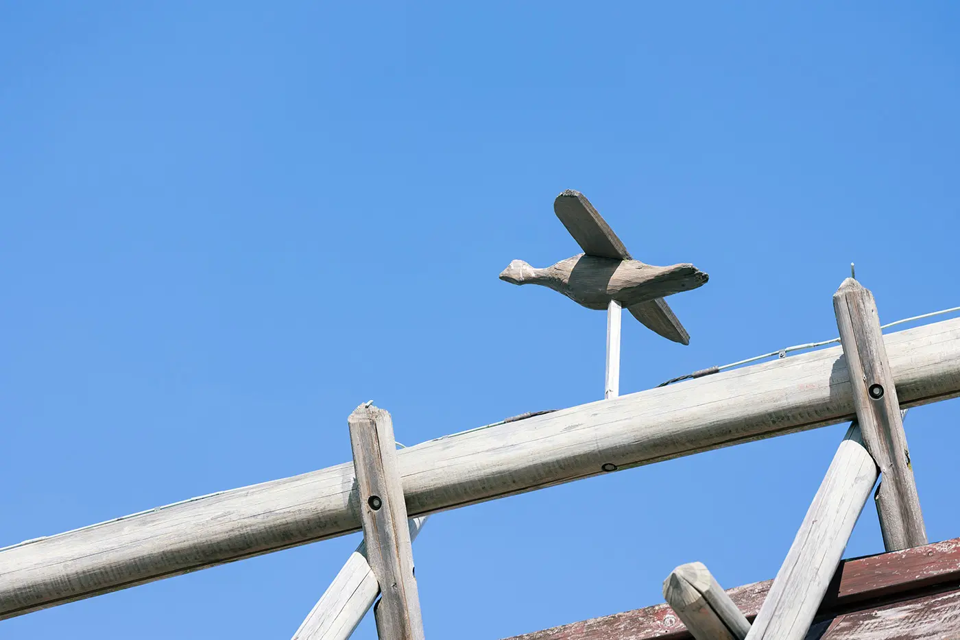Large dug-out pillar building
