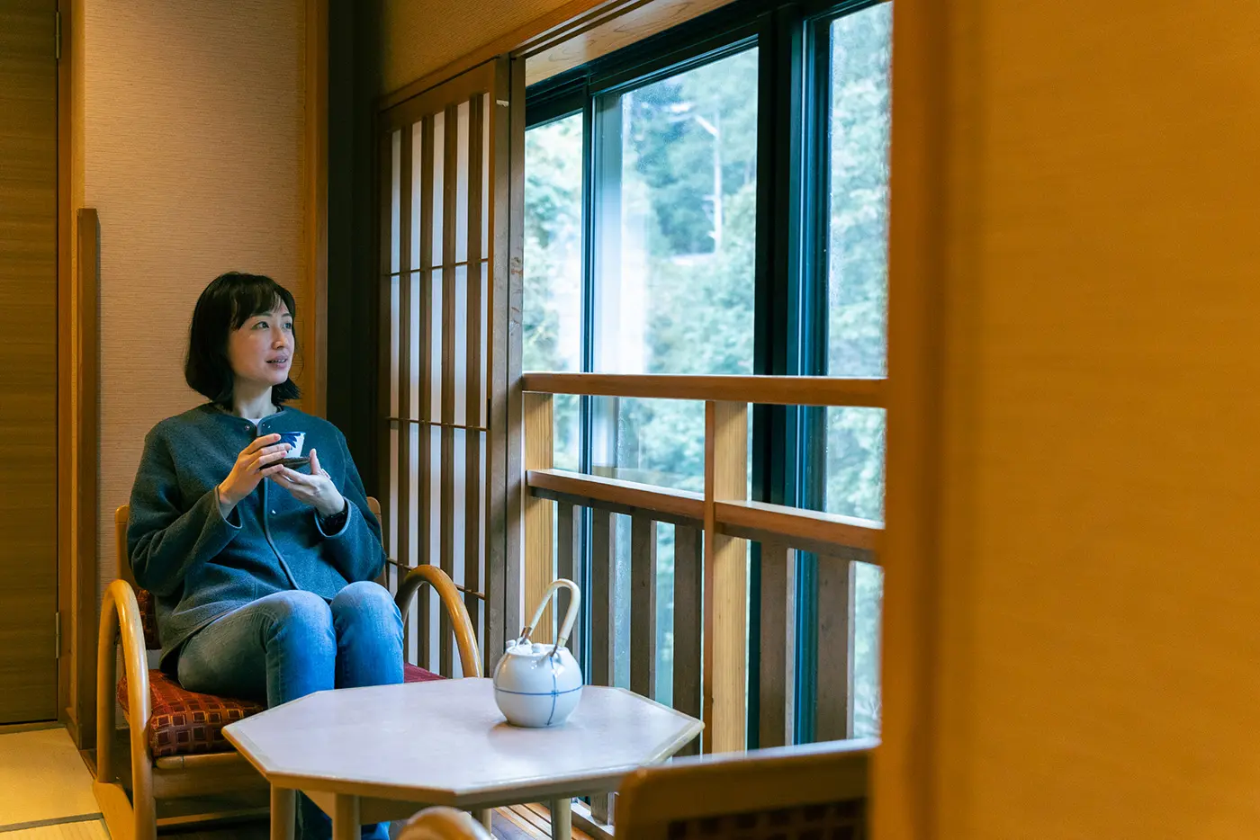 縁側から外の風景を眺める人