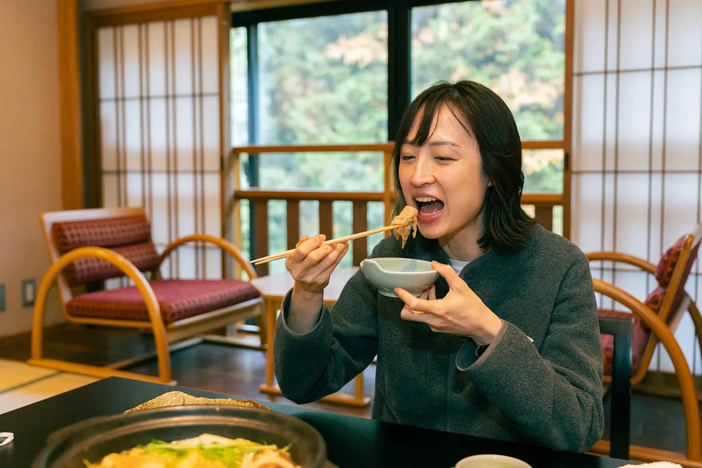 鍋料理を食べる人
