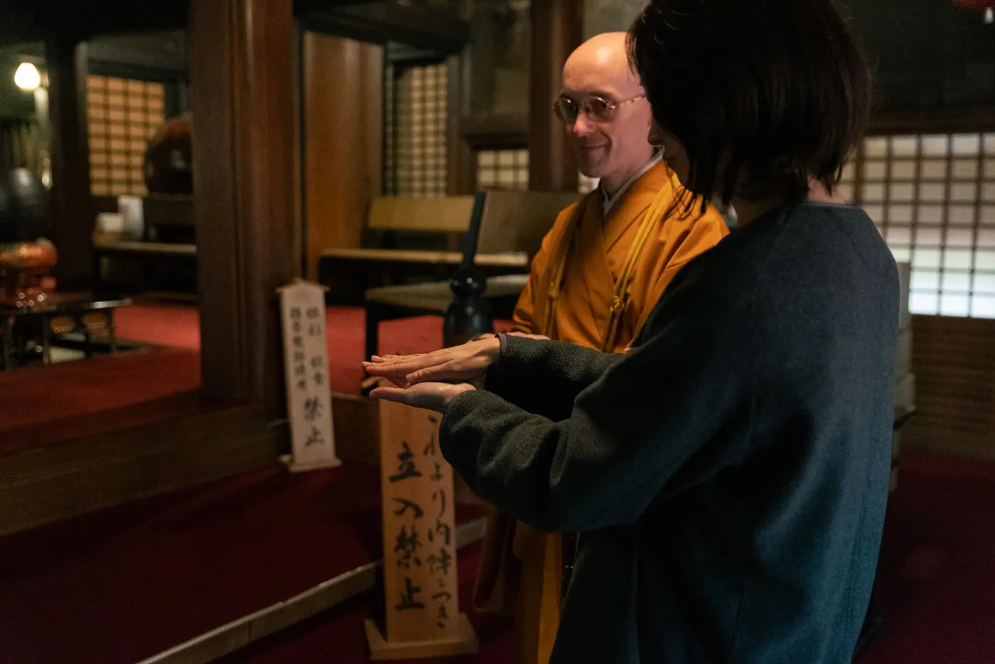 手をお清めする様子