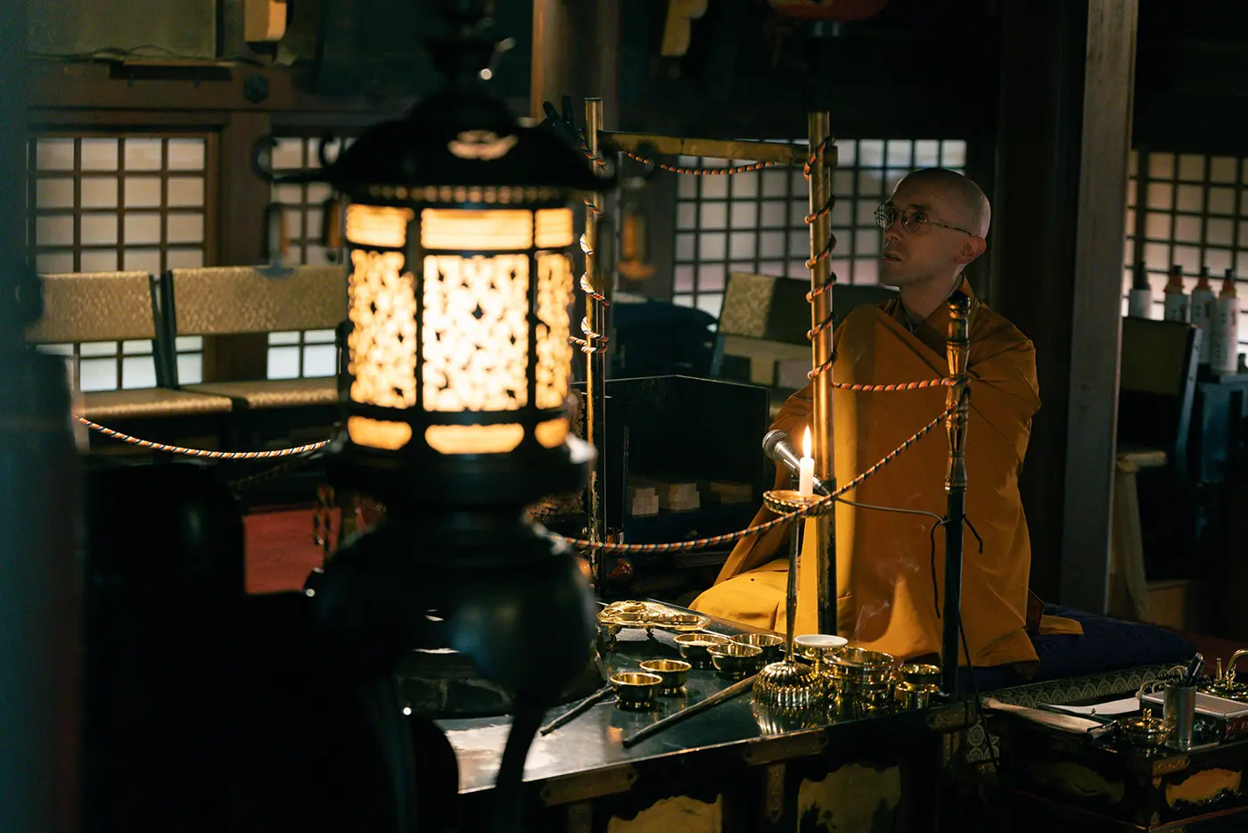 護摩壇に向かう人