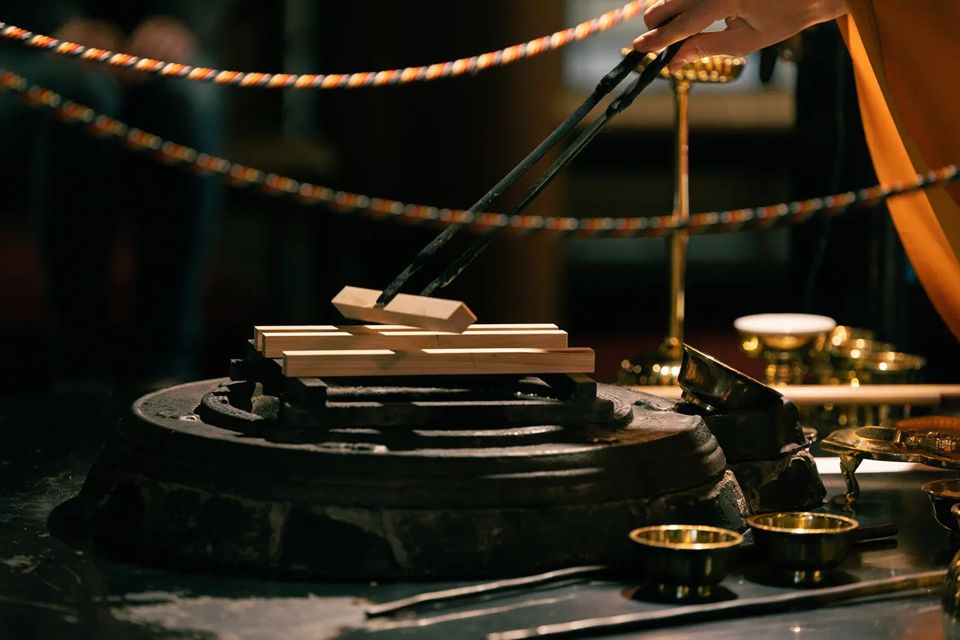 木を組み合わせて台を作る