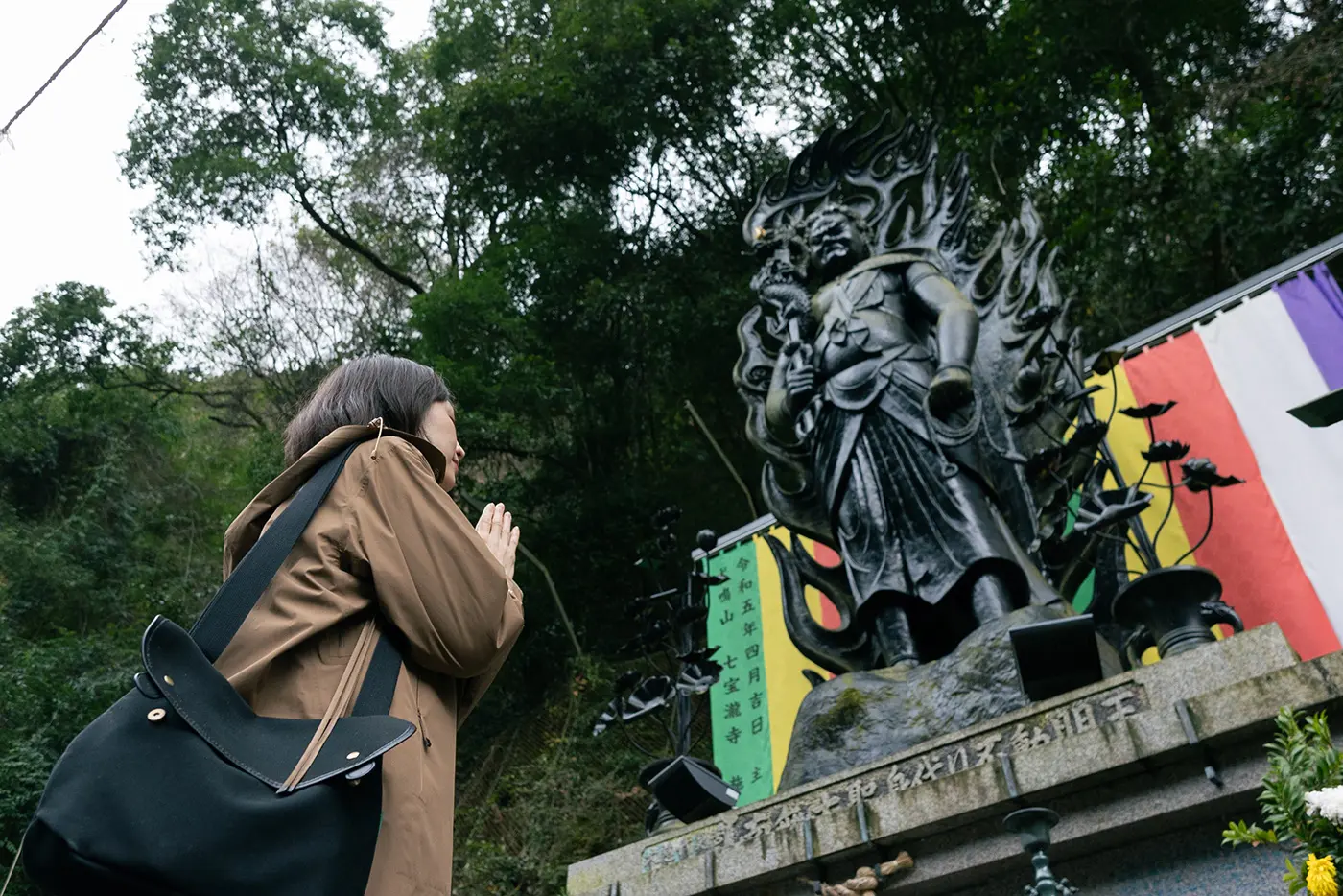 不動明王を拝む人