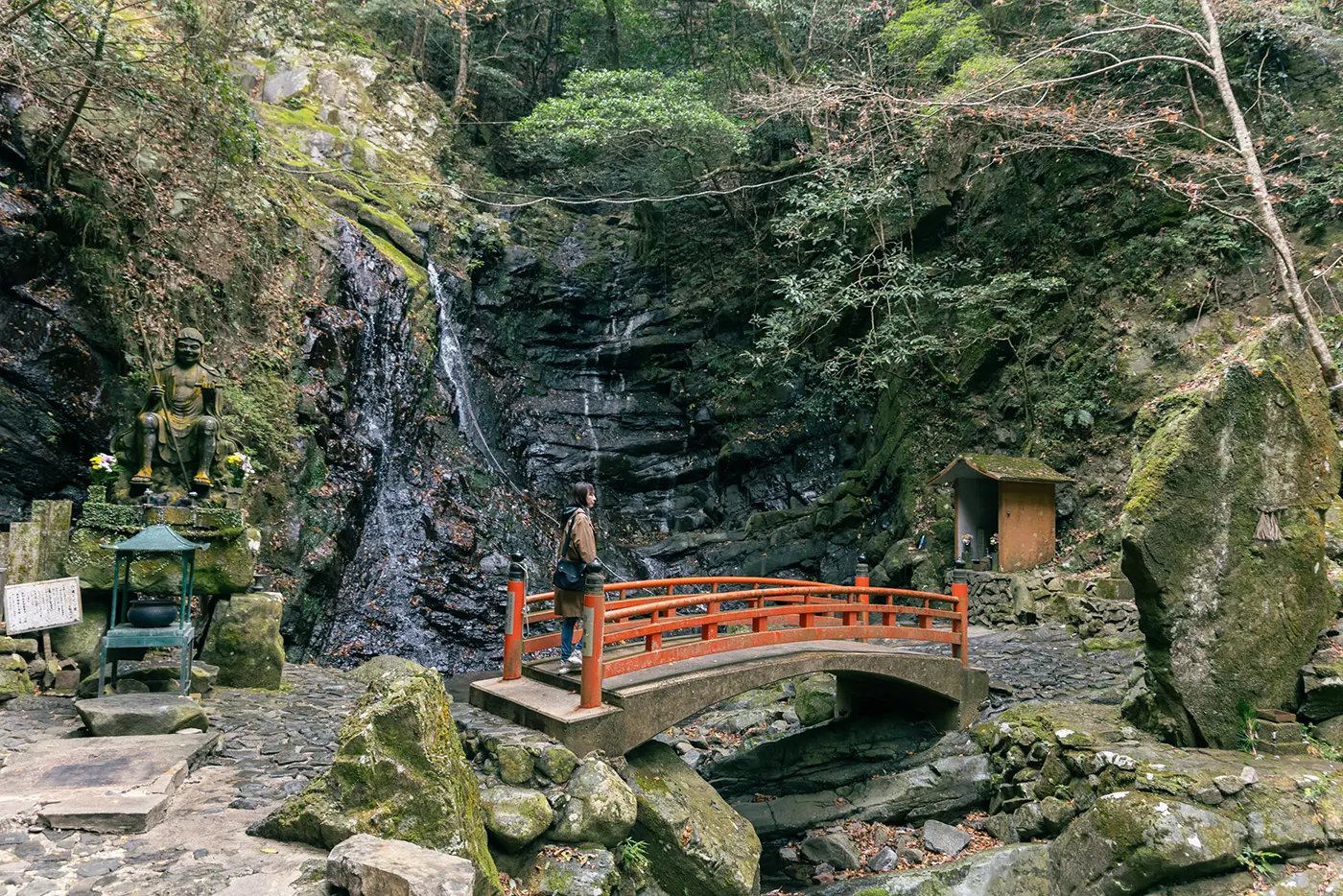 清瀧堂の橋を渡る人