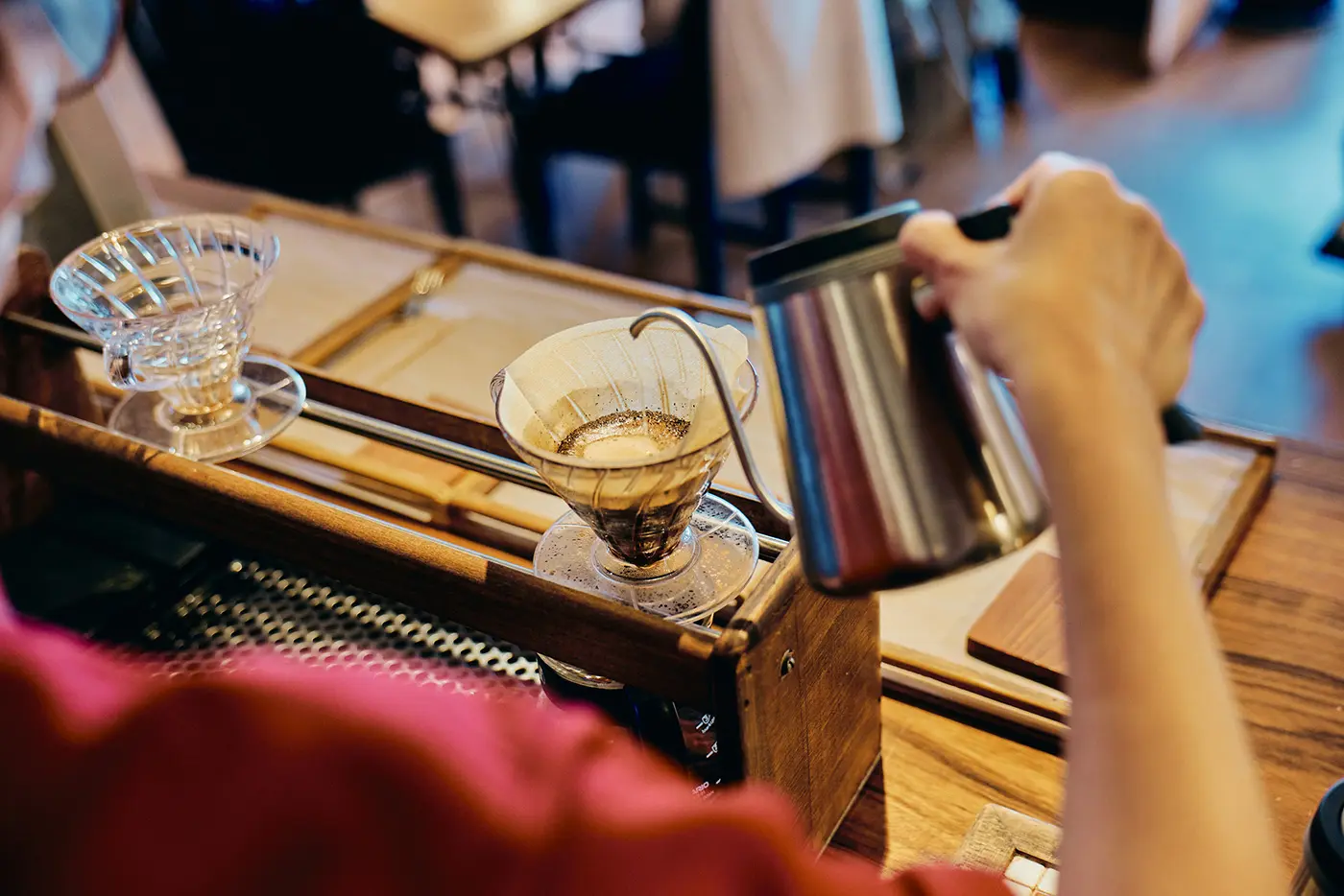 コーヒーを淹れる様子