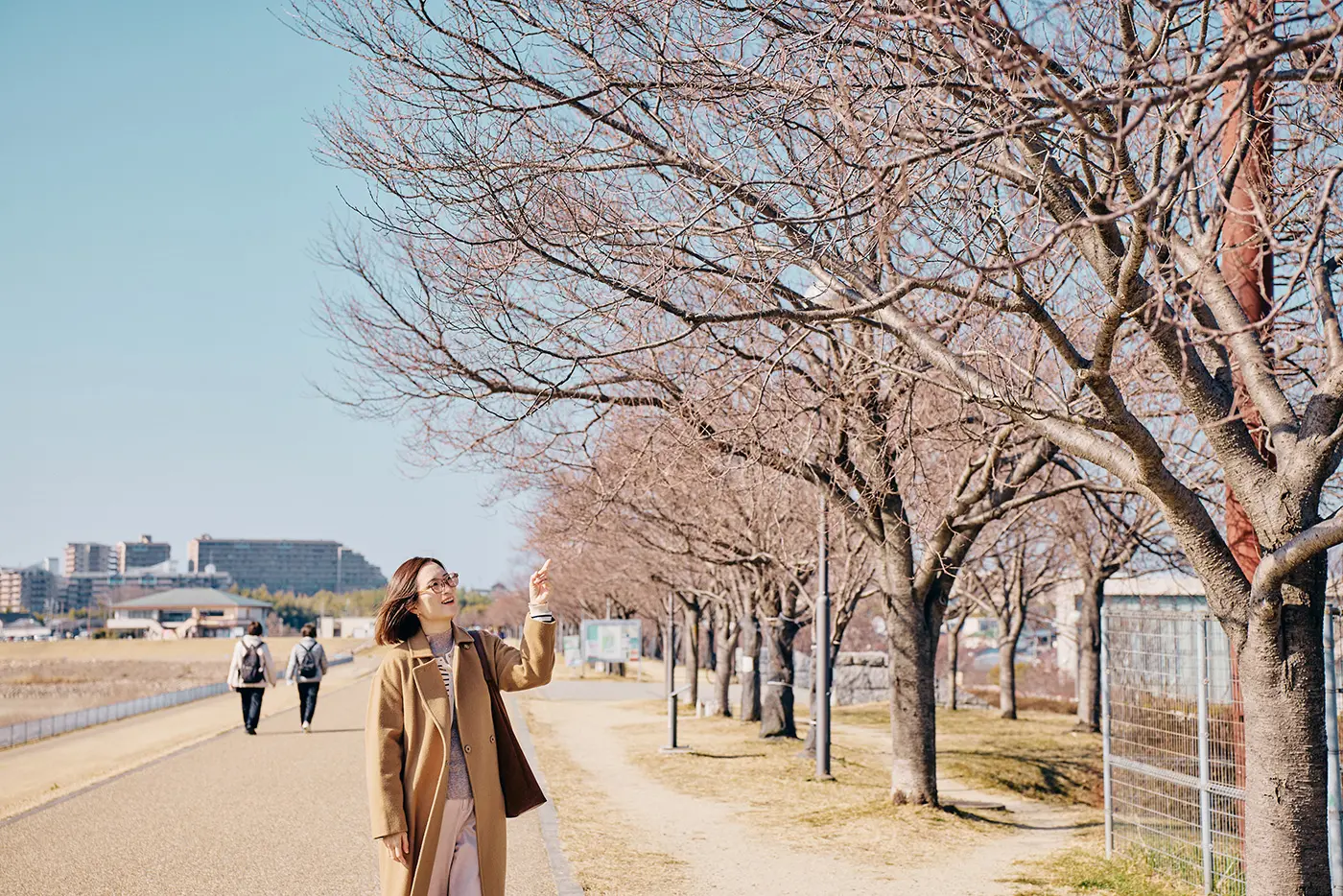 狭山池を歩くファンさん