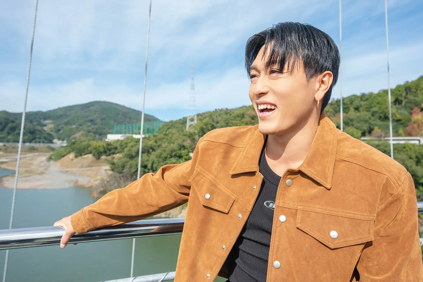 バンジーを見学する中務さん