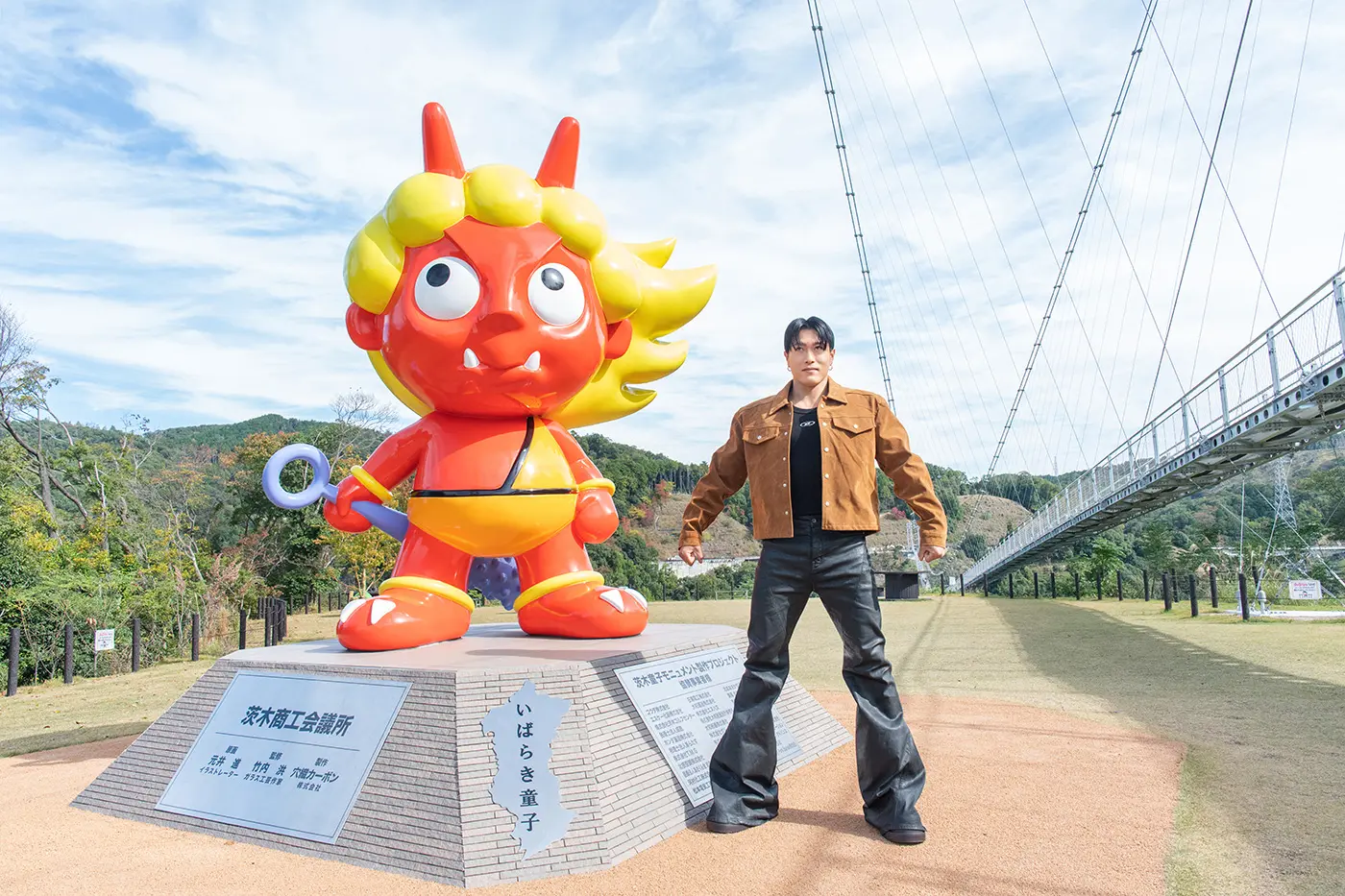 いばらき童子のモニュメントと中務さん