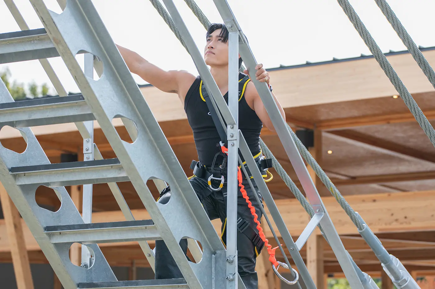 ブリッジクライムに挑戦する中務さん