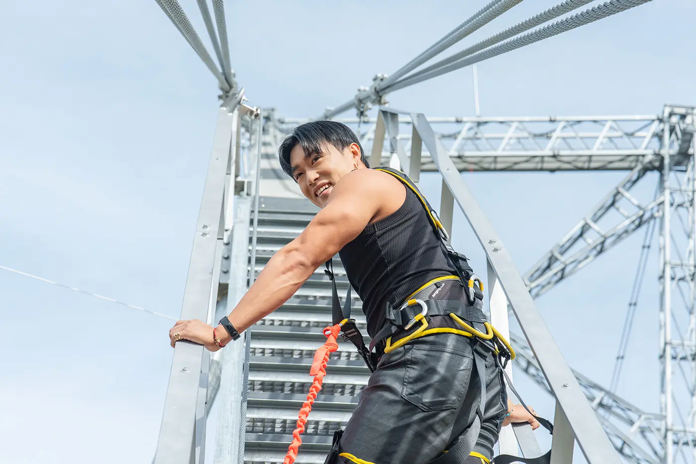 ブリッジクライムに挑戦する中務さん