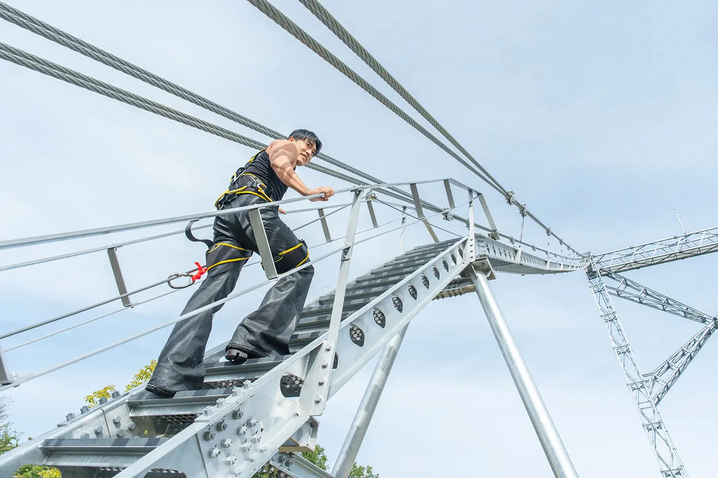 ブリッジクライムに挑戦する中務さん