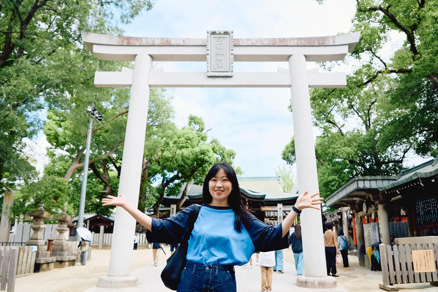 石切神社鳥居前で記念撮影