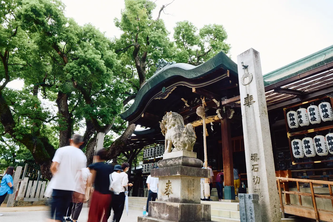 拝殿前を行きかう人々