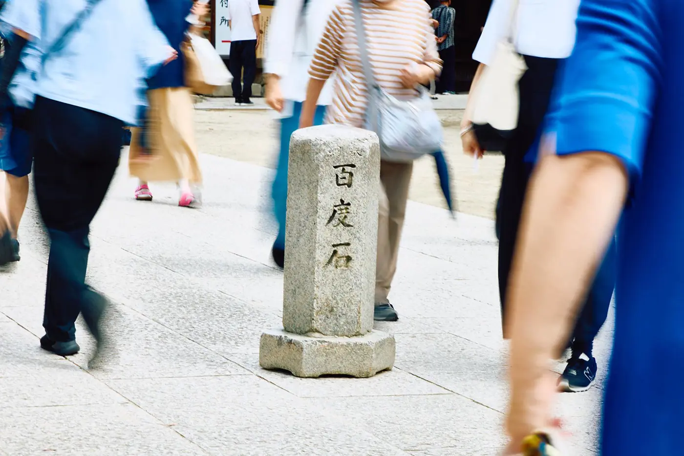 参道の中心にある百度石