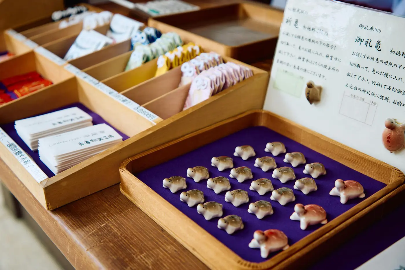 販売されている陶器でできた亀