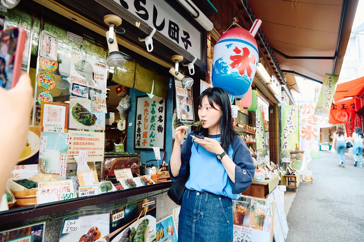 よもぎ焼串団子を食べながら