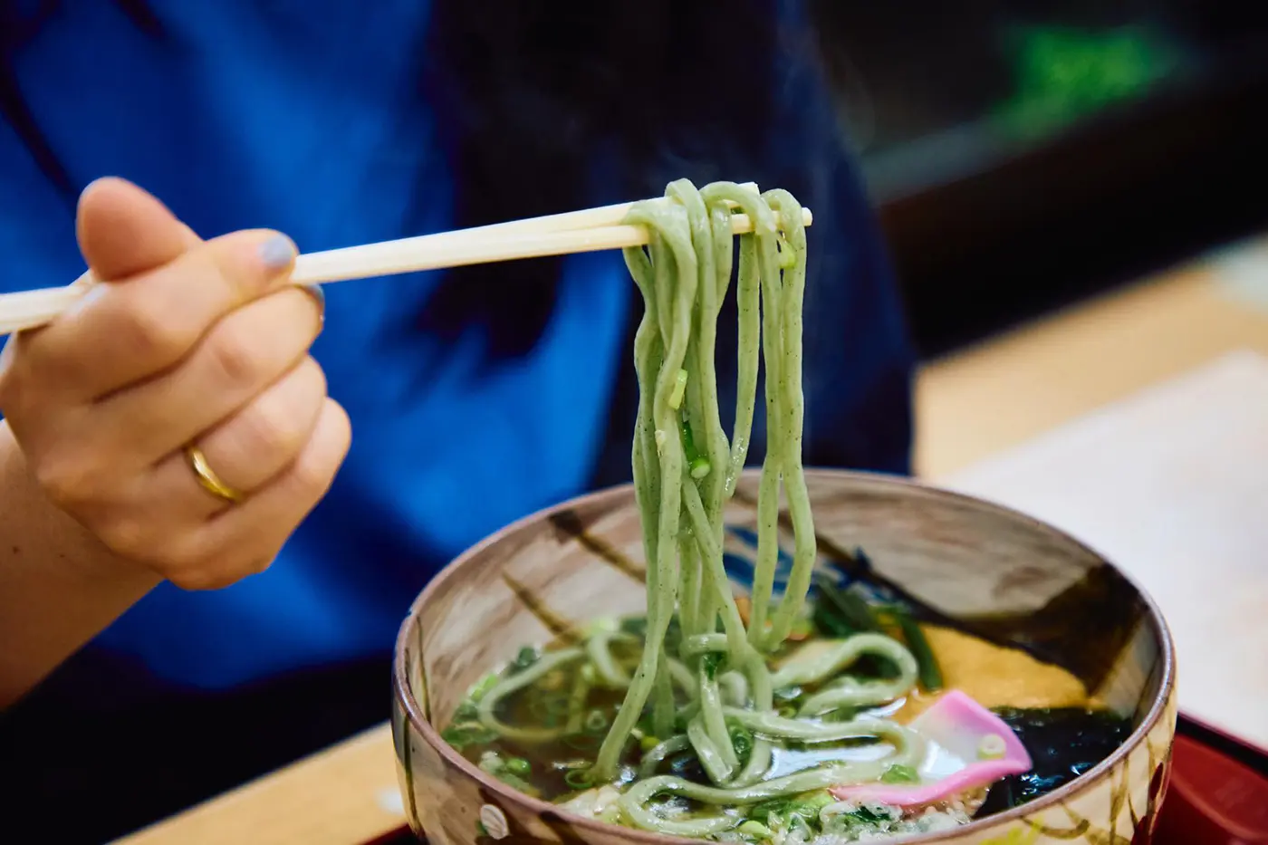 そばを箸にとって