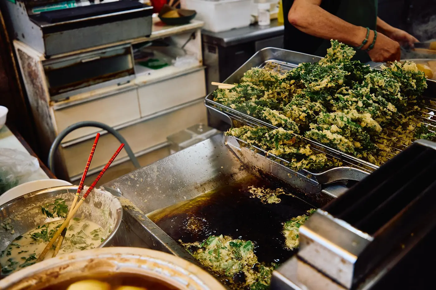 店内で揚げる天ぷら