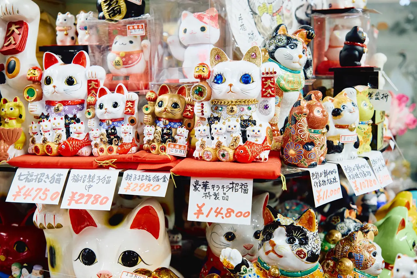 大小さまざまな招き猫