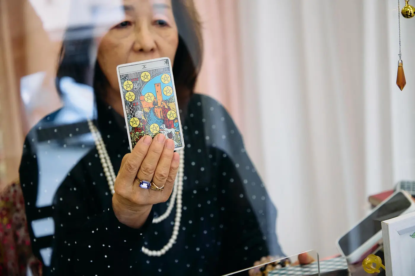 タロットカードを持つ占い師