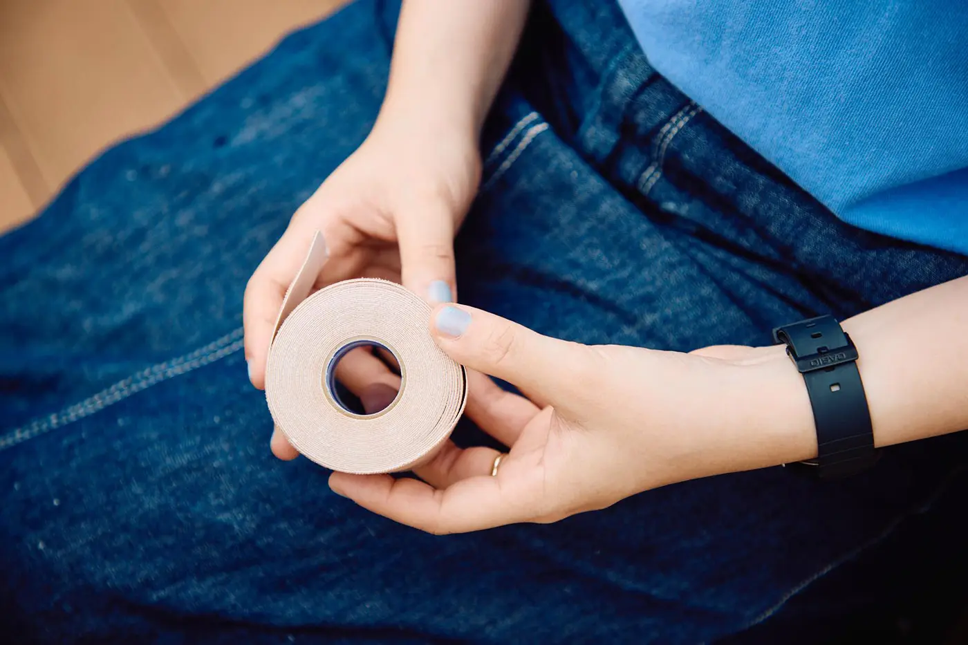 テープをカット