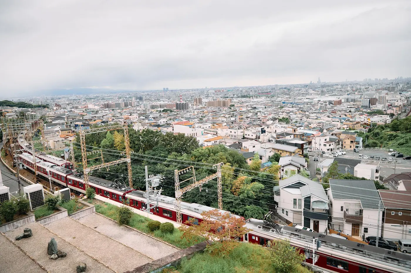 真下を通る阪神電車