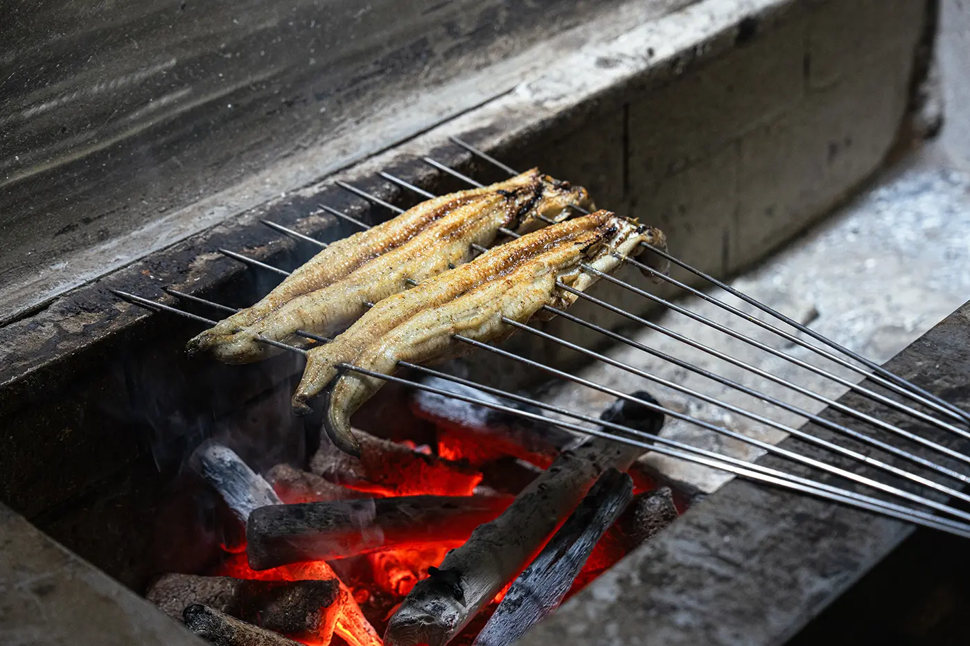 うなぎを焼く様子