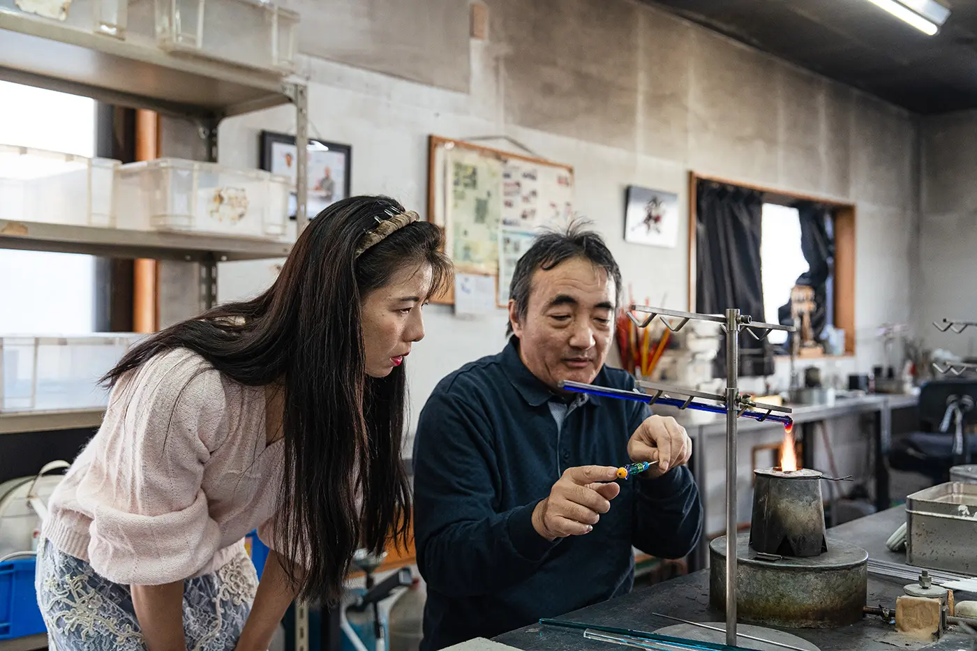 丸い蜻蛉玉を作る様子