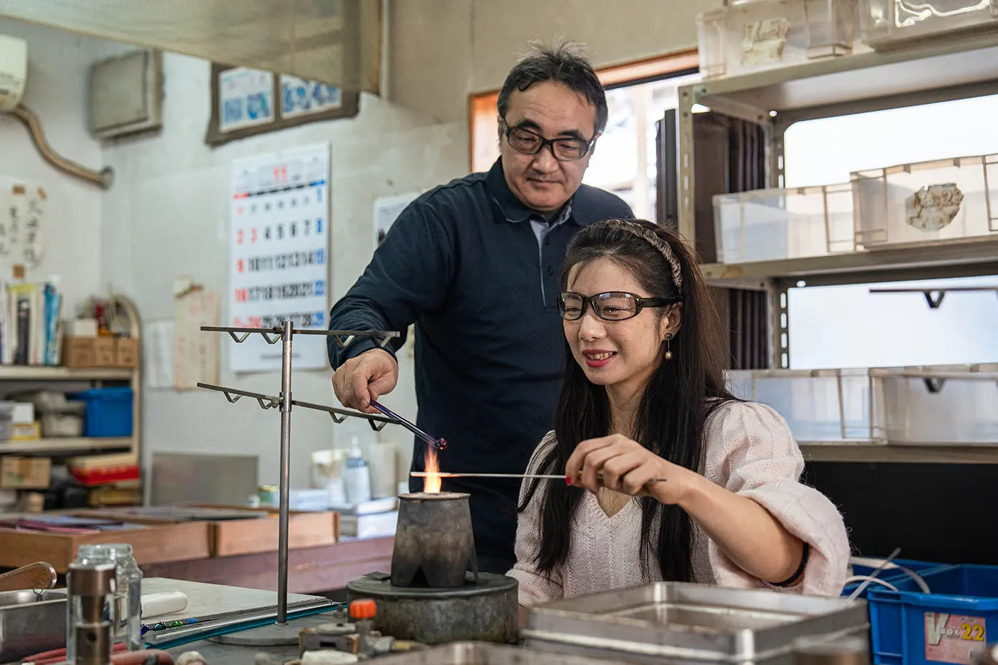 丸い蜻蛉玉を作る様子