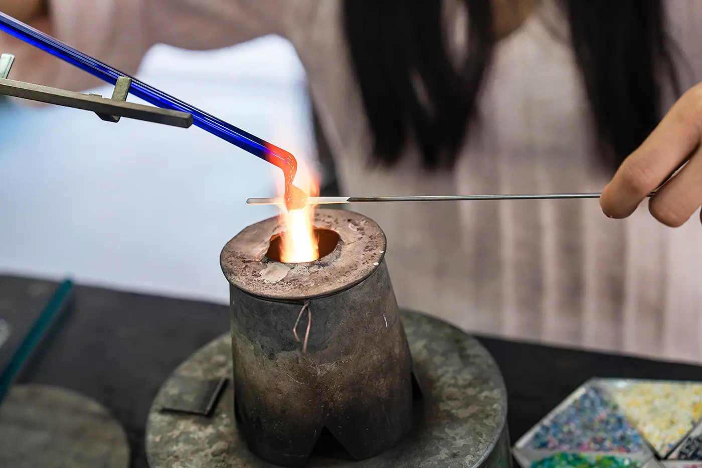 丸い蜻蛉玉を作る様子