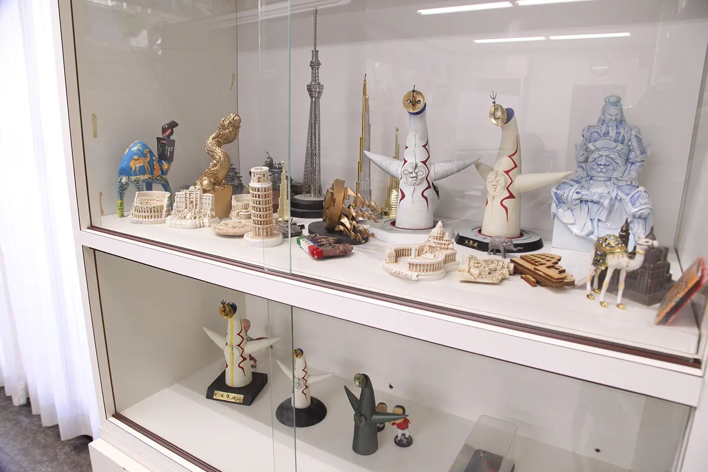 海洋堂の人気シリーズ「太陽の塔」が飾られている様子