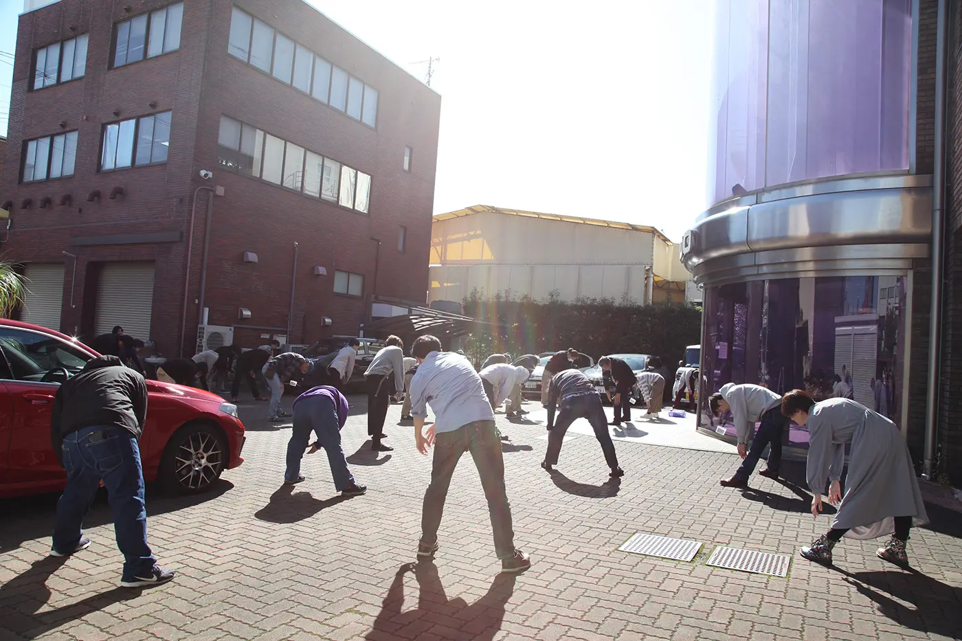 社員がラジオ体操をしている様子