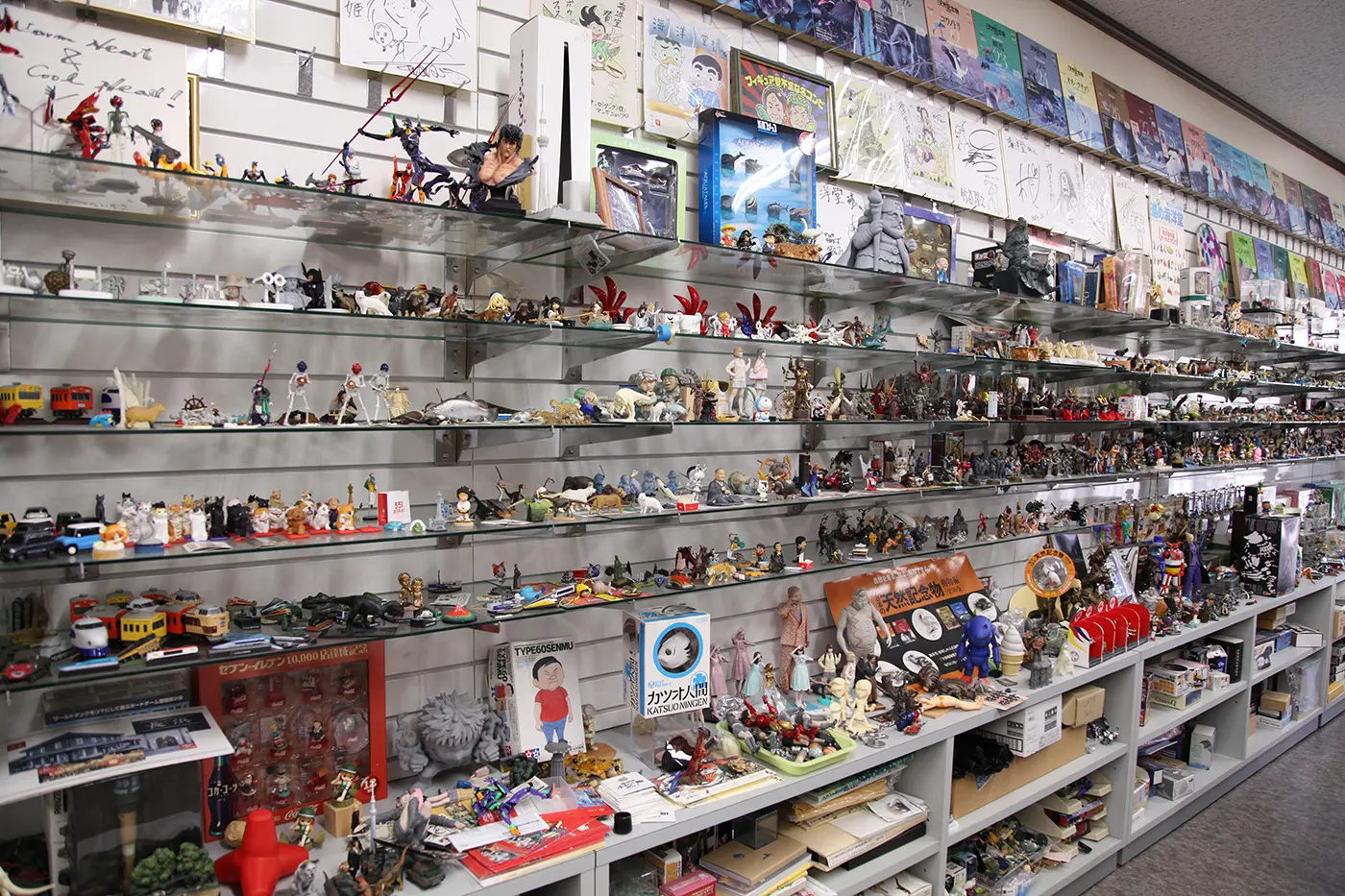 会議室にフィギュアやサイン色紙が並べてある様子